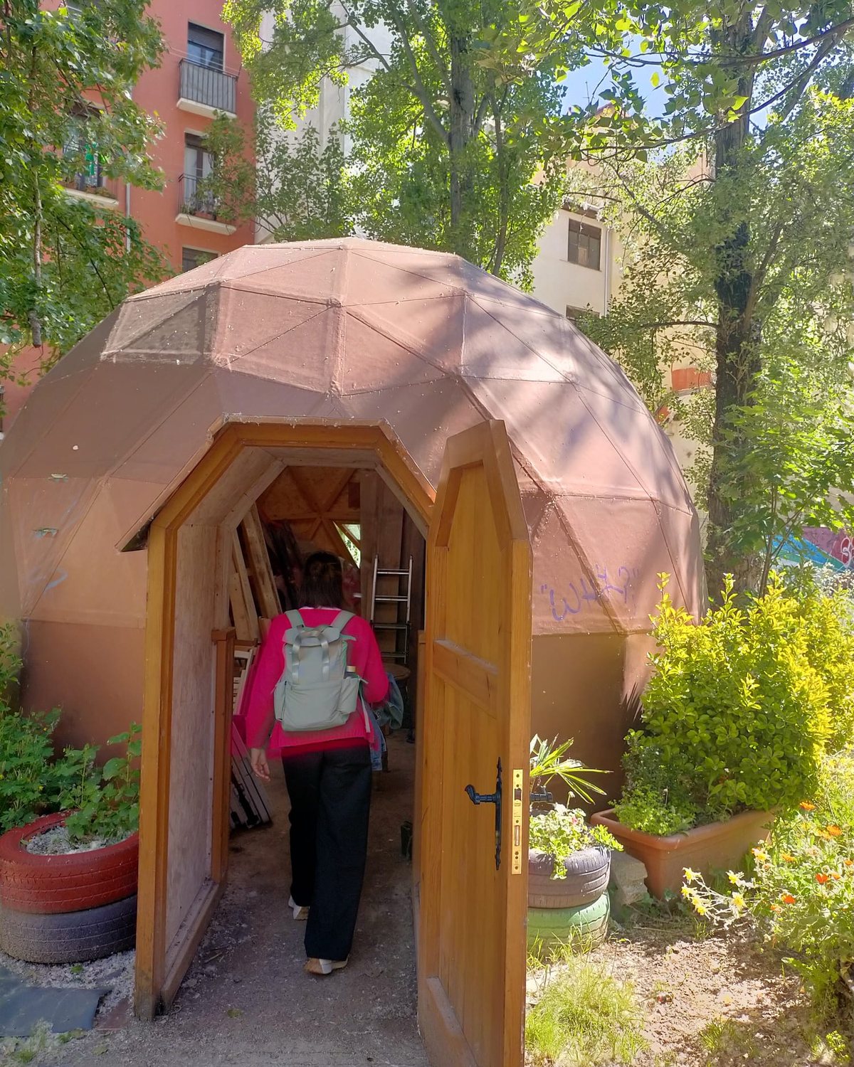 A geodesic dome made of wood and reused materials in the Piparrika urban garden